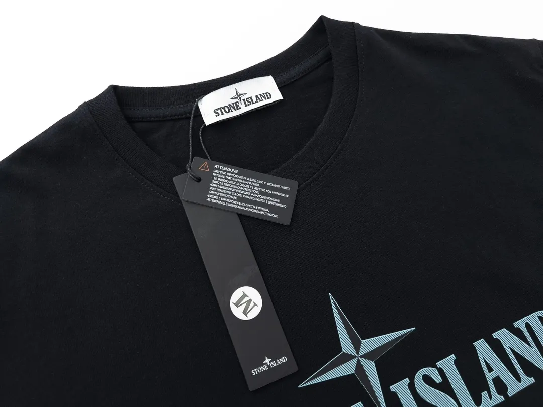 W662#P110💰 [Stone lsland/Stone Island summer twill logo printed short-sleeved T-shirt] ⚠️[Original creation with high control of details] -Made of 230g combed cotton 32-count double yarn, soft and comfortable to the touch, sweat-absorbent and breathable. -Simple basic and versatile style, original single quality, the first choice for couples. -Made by a large factory, four needles and five threads on the shoulder, neat alignment, high quality workmanship. -Same style for men and women, very versatile One piece by hand, the details are clearly visible. Color: Black White Size: M L